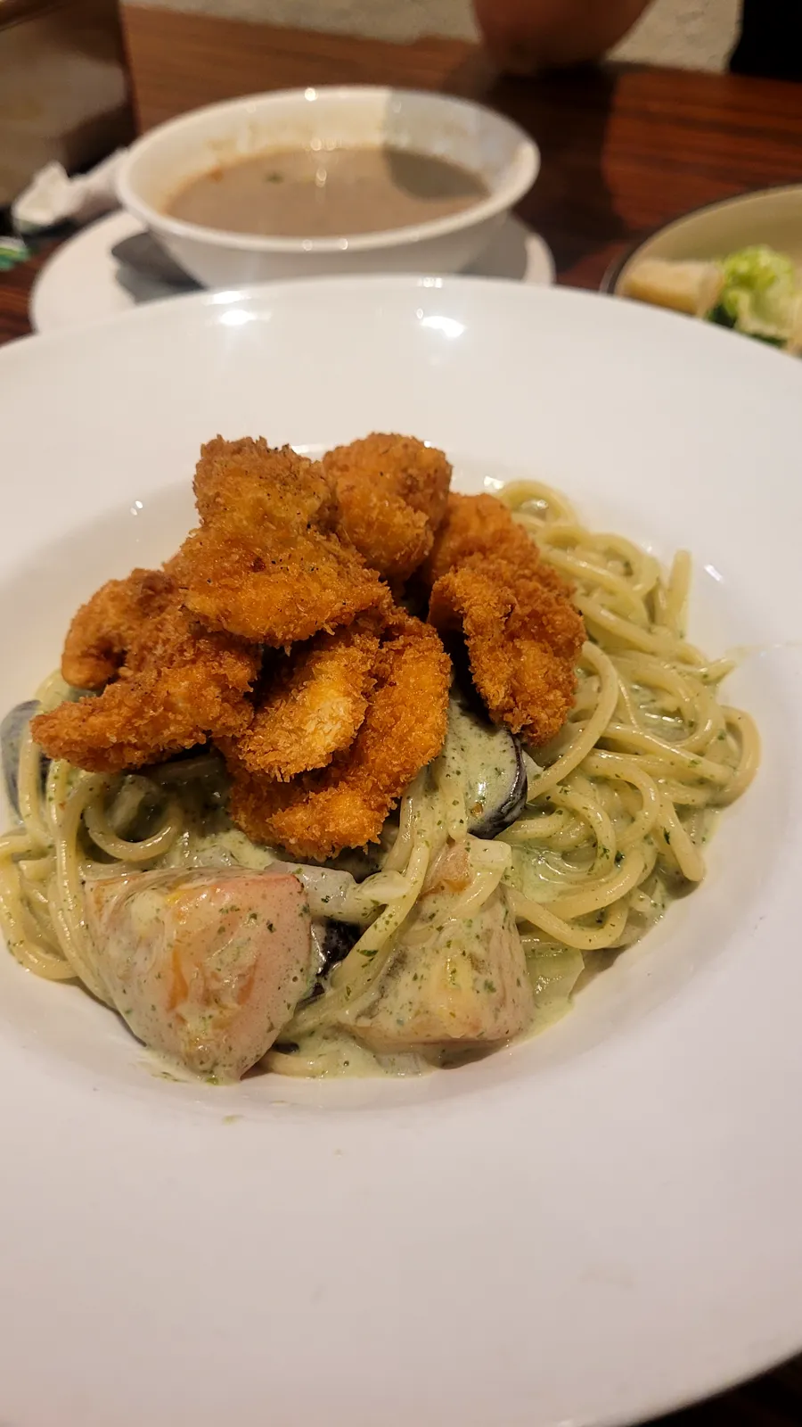 Pesto spaghetti with fried chicken