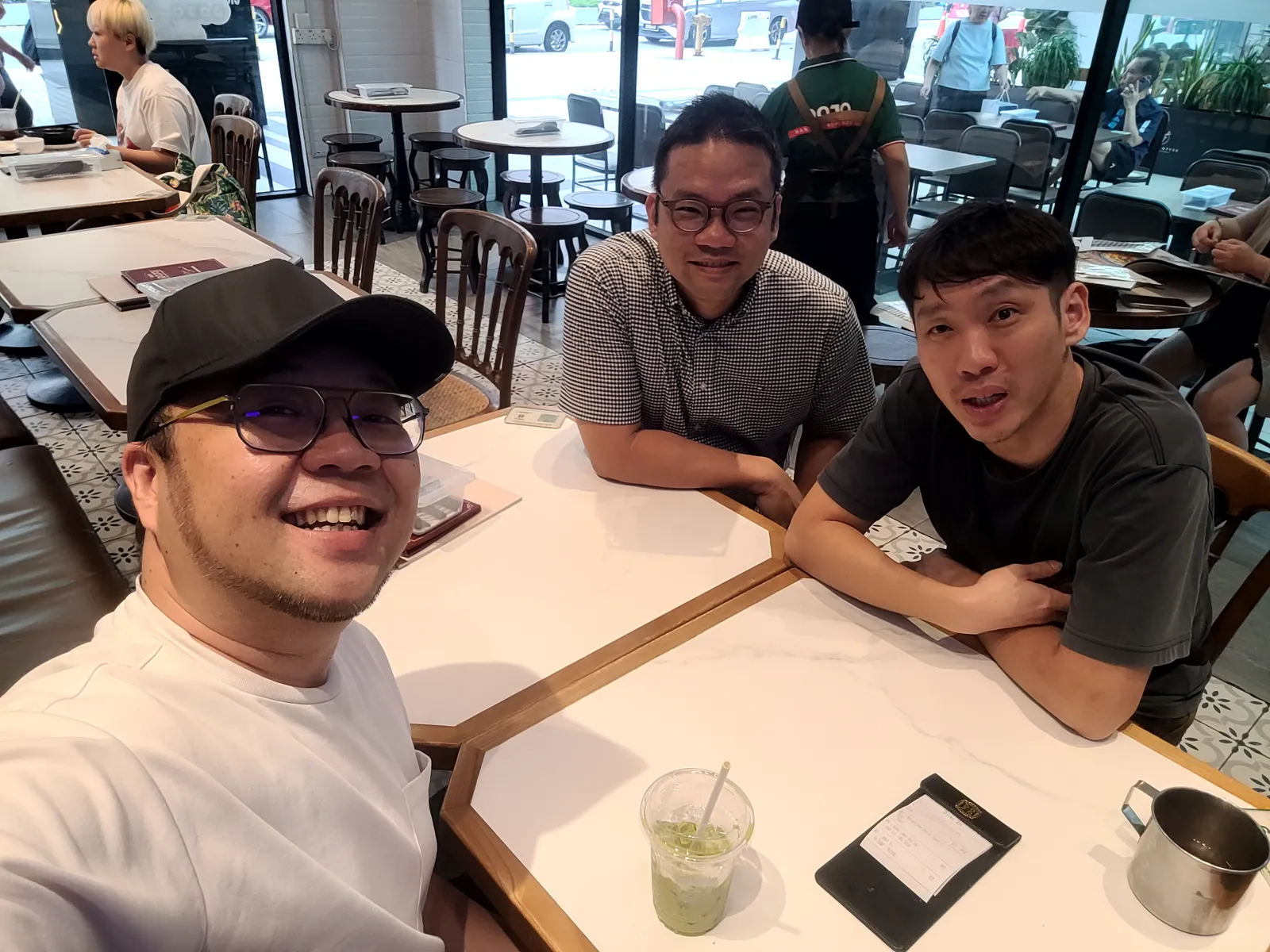 Selfie with two friends at a cafe